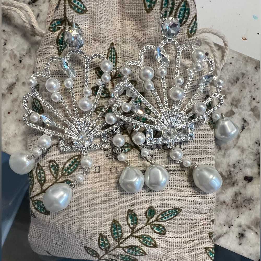 Hill House Seashell earrings